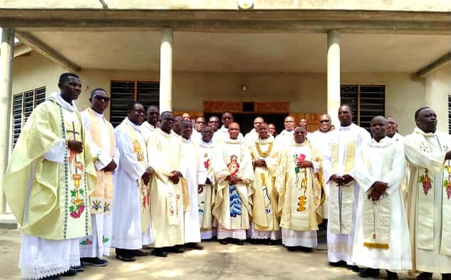 CELEBRATION DES 40 ANS D’ORDINATION PRESBYTERALE DU REVEREND PERE EMMANUEL AMOUZOU-DAYE