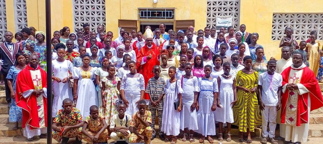 VISITE PASTORALE DE MONSEIGNEUR BENOIT ALOWONOU A LA PAROISSE SAINTS PIERRE ET PAUL DE NOTSE